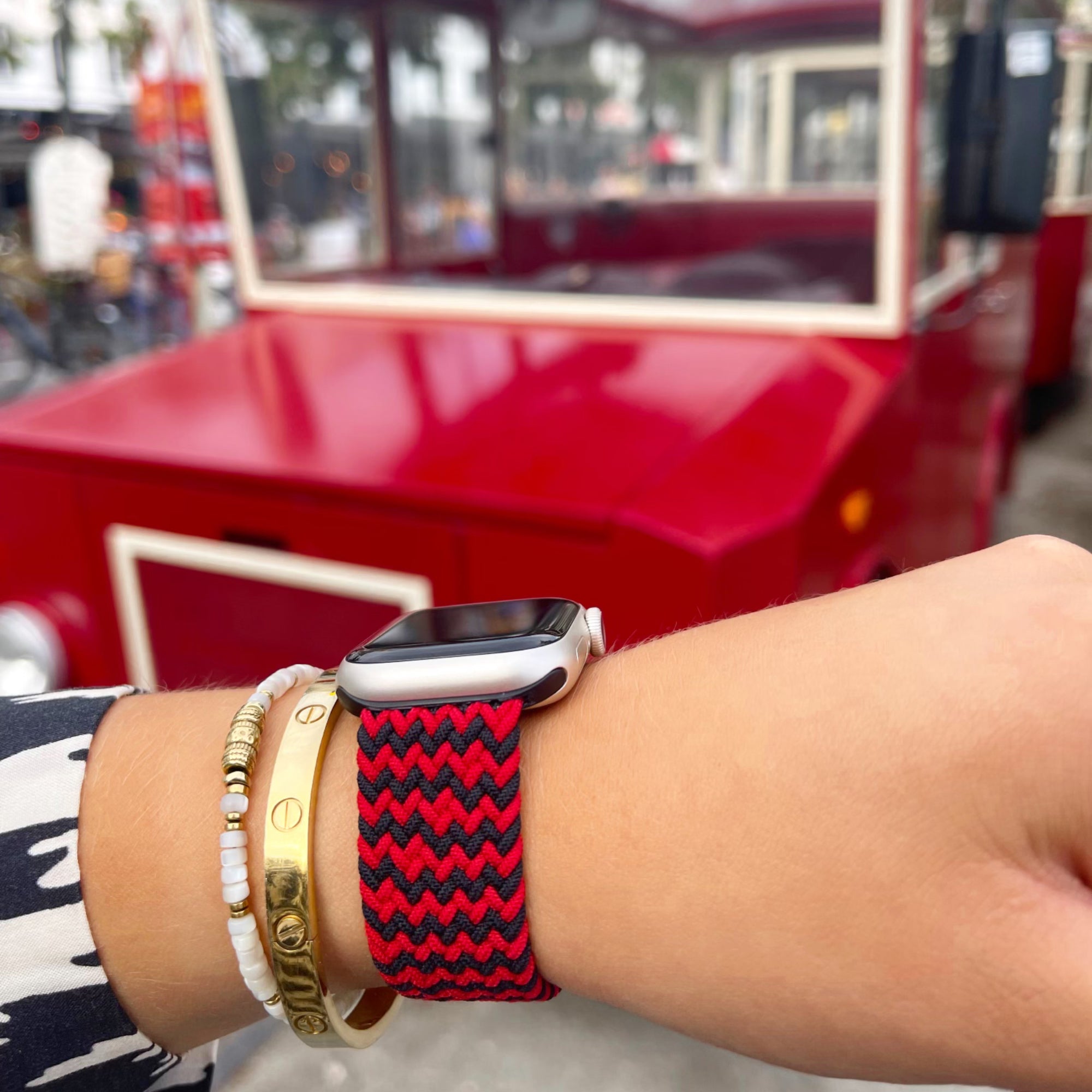 Geflochtene Solo-Schlaufe für die Apple Watch – Schwarz-Rot