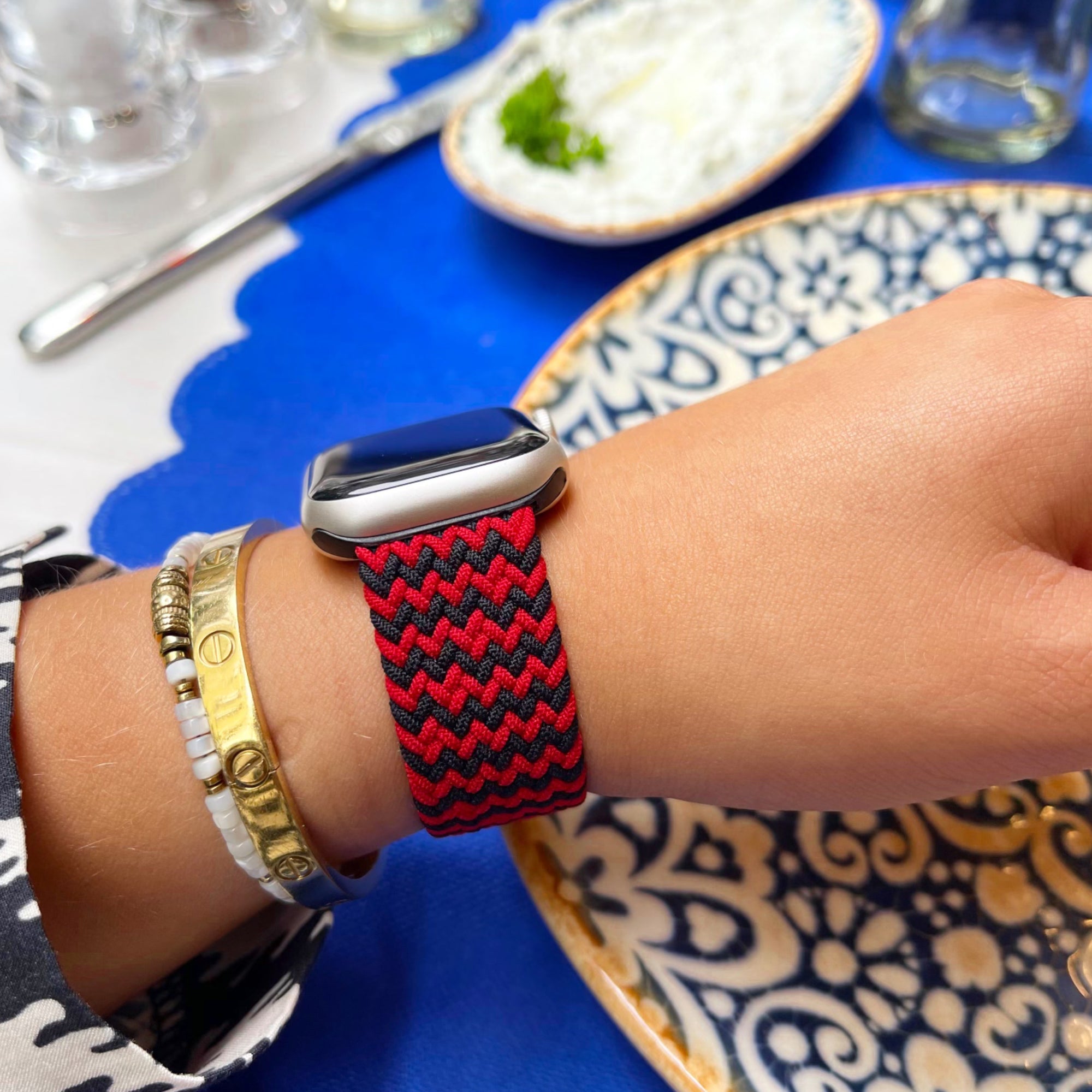 Geflochtene Solo-Schlaufe für die Apple Watch – Schwarz-Rot